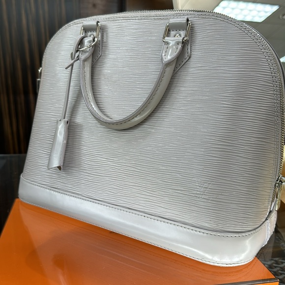 Louis Vuitton Alma PM Lilac Nacre - Picture 7 of 9